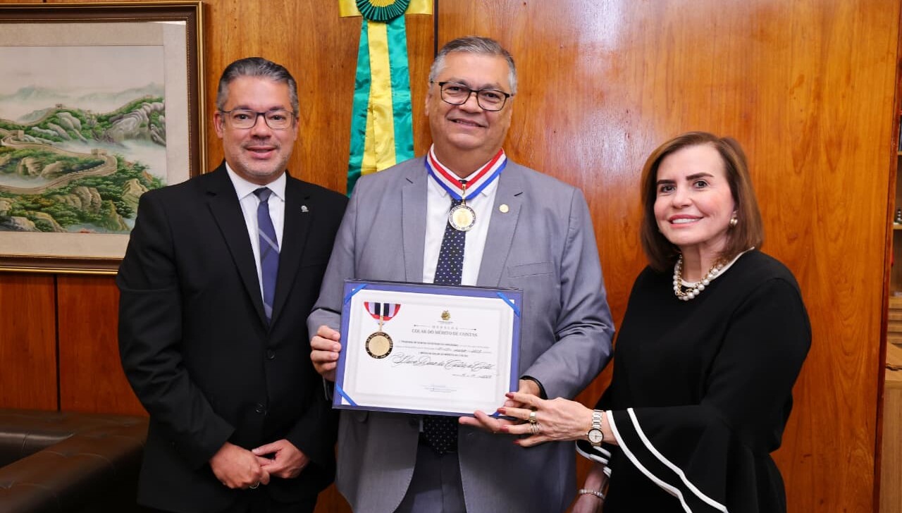 Em Brasília, Flávio Dino recebe Colar do Mérito do Tribunal de Contas do Amazonas