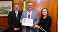 Em Brasília, Flávio Dino recebe Colar do Mérito do Tribunal de Contas do Amazonas