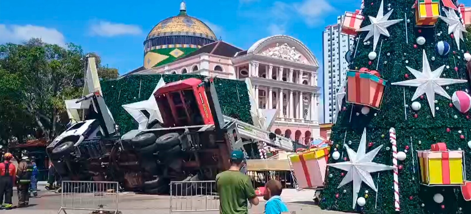 Homem morre após guindaste tombar em montagem de árvore de Natal em Manaus
